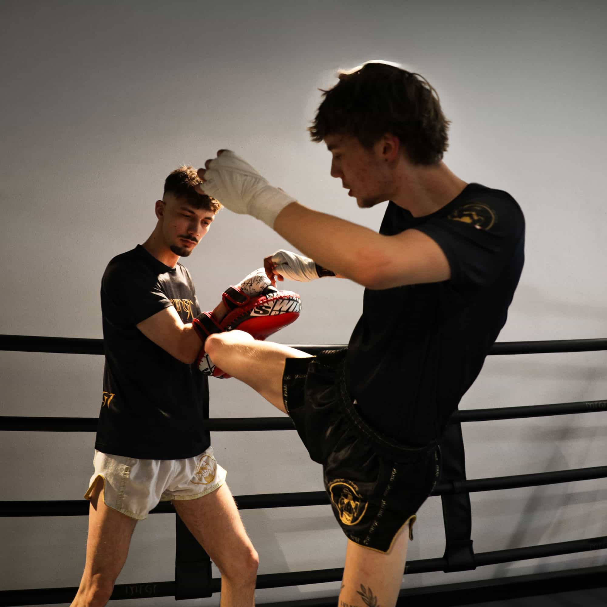 Muay Thai Training in Thun – Kampfsportler beim Sparring im Muay Thai Gym Thun